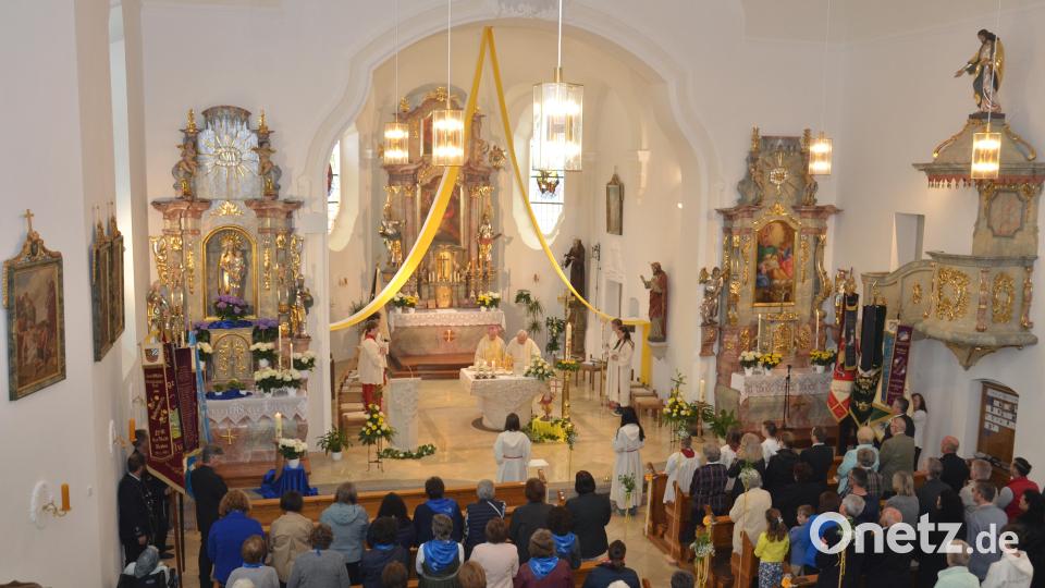 Dankbar feierten die Roggensteiner mit Weihbischof Reinhard Pappenberger und Pfarrer Gerhard Schmidt einen Festgottesdienst zum Abschluss der Renovierungsarbeiten. Bild: dob