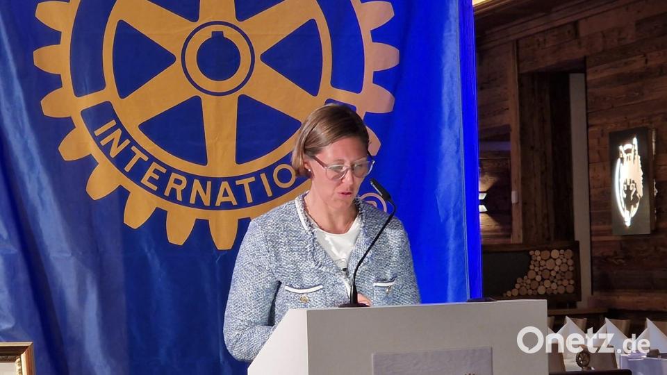 Viola Vogelsang-Reichl, Geschäftsführende Verlegerin von Oberpfalz-Medien, hielt für den Rotary-Club Weiden &quot;Max-Reger&quot; ein Grußwort. Bild: lei