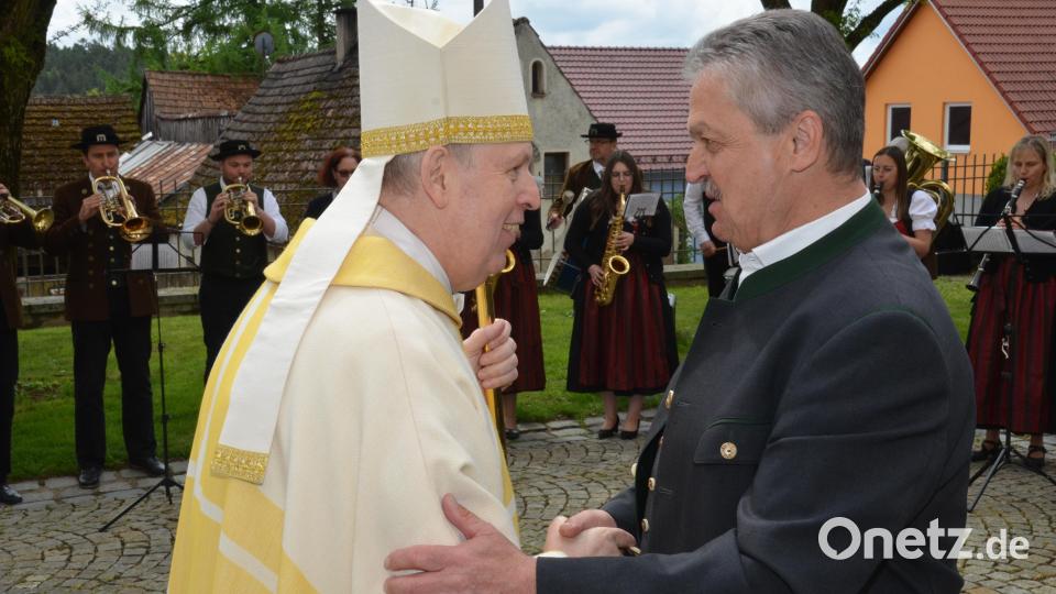Bürgermeister Andreas Wutzlhofer begrüßte Weihbischof Pappenberger ganz herzlich. Bild: dob