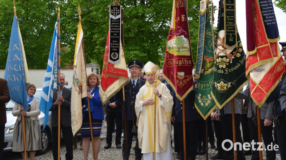 Weihbischof Reinhard Pappenberger zeigte sich stolz über die vielen Banner- und Fahnenträger. Bild: dob