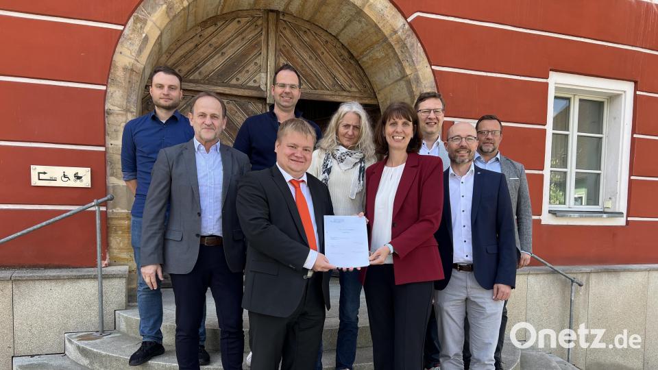 Alle am Start für die kommunale Wärmeplanung: Klimaschutzmanager Dominik Kerner, Stadtbaumeister Franz Haneder, Geschäftsleiter Wolfgang Weiß, Bürgermeister Thomas Gesche, Anja Krieger, Christina Albrecht, Wolfgang Dumm, Stadtrat Norbert Wein, und Stadtwerke Burglengenfeld Vorstand Johannes Ortner. Bild: Michael Hitzek/Bayernwerk