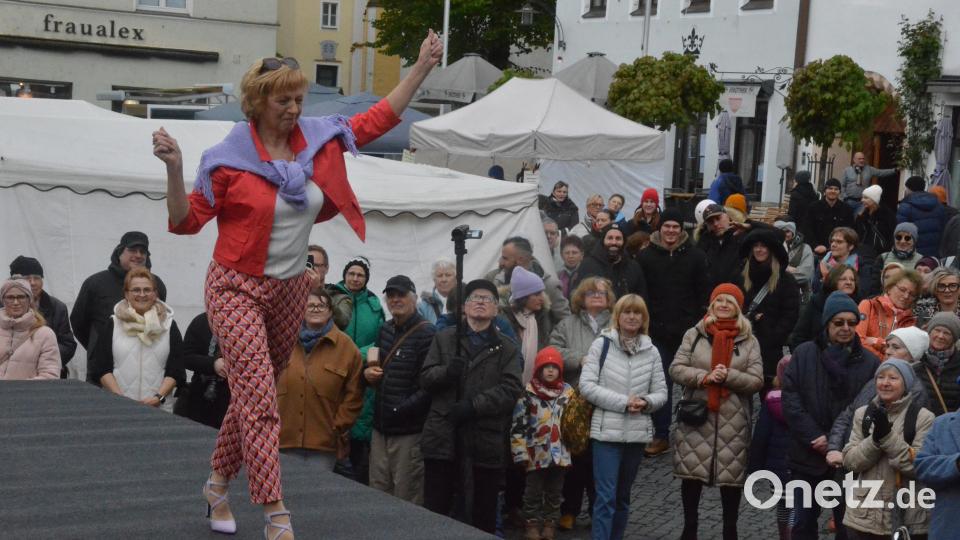 Auf dem Catwalk vor dem Alten Rathaus. Bild: Kunz