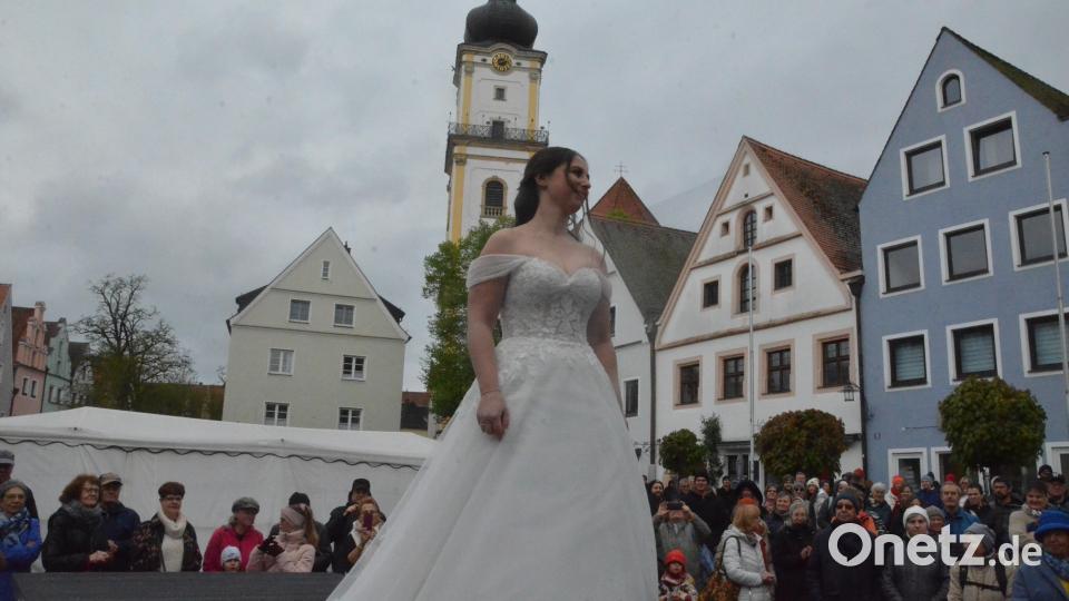 Auf dem Catwalk vor dem Alten Rathaus. Bild: Kunz