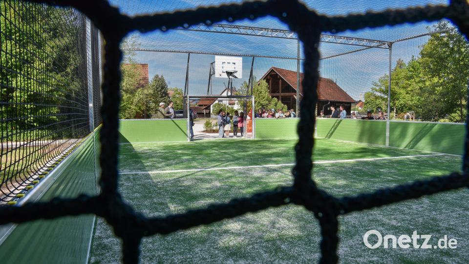 in Hahnbach gibt es jetzt einen Soccer- und Basketballcourt. Bild: Stephan Huber