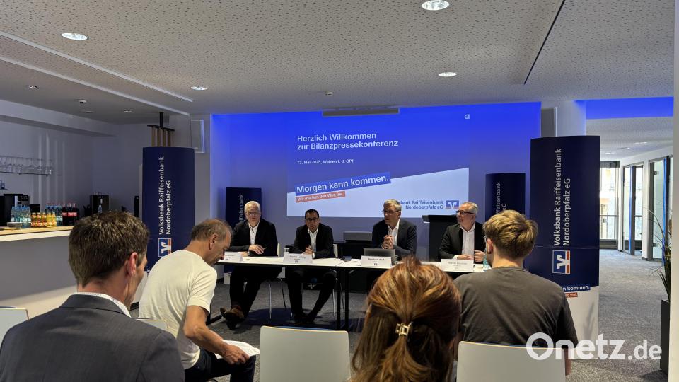 Die Vorstände der Volksbank Raiffeisenbank Nordoberpfalz eG stellten den Jahresabschluss 2024 vor. Bild: Elisabet Schwab/exb