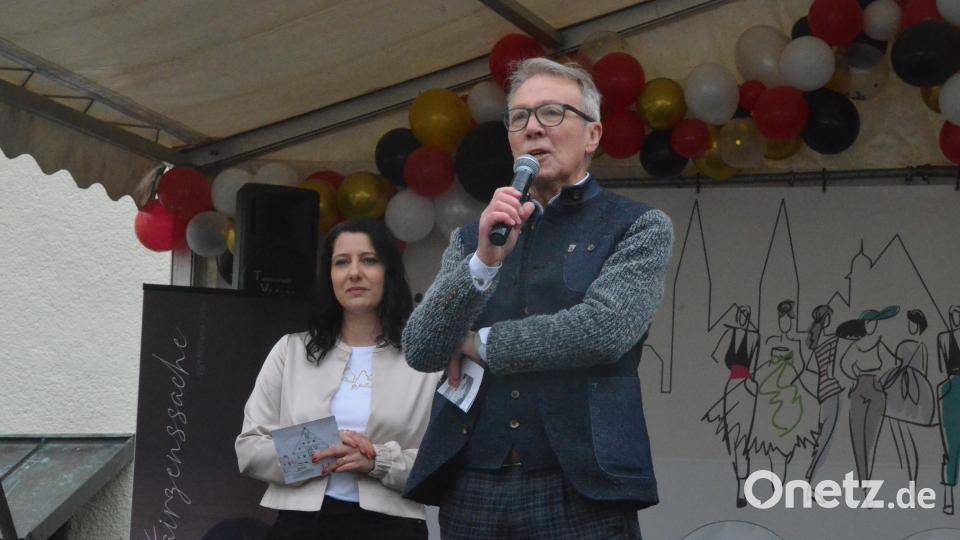Bürgermeister Reinhold Wildenauer eröffnet den bunten Teil des Jubilatemarkts. Im Hintergrund Stadtmarketing-Geschäftsführerin Andrea Schild-Janker. Bild: Kunz