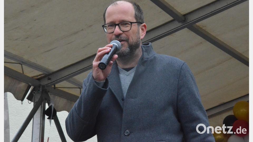 Moderator Markus Pleyer führt durch das Programm vor dem Alten Rathaus. Bild: Kunz