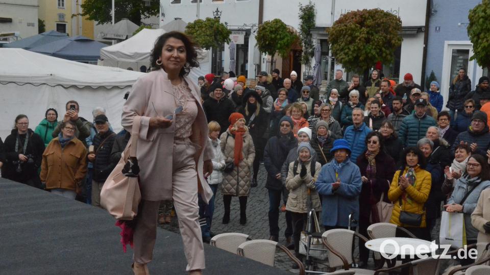 Auf dem Catwalk vor dem Alten Rathaus. Bild: Kunz