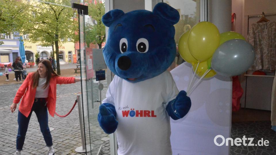 Der blaue Wöhrl-Bär begrüßt die Kunden. Bild: Kunz