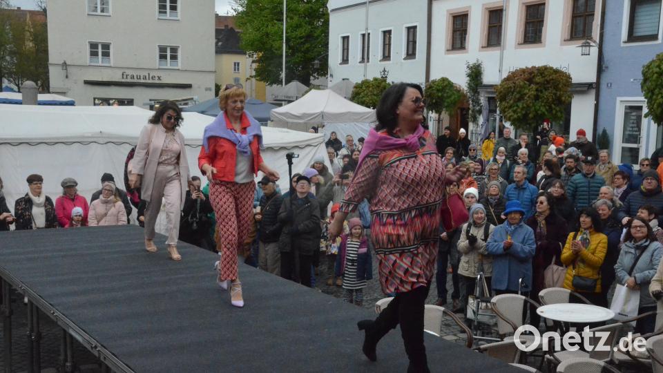Auf dem Catwalk vor dem Alten Rathaus. Bild: Kunz