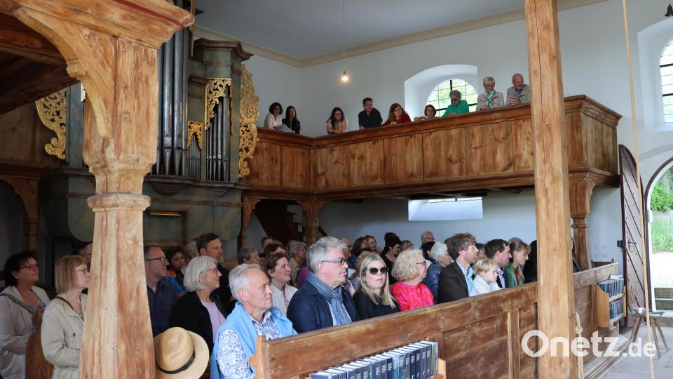 Trotz strahlendem Sonnenschein kamen die Besucher gerne zum Harfenkonzert nach Neustadt am Kulm und genossen die musikalischen Darbietungen. Bild: rpp