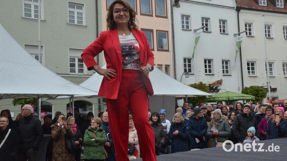 Stadträtin Sema Tasali-Stoll auf dem Catwalk. Bild: Kunz