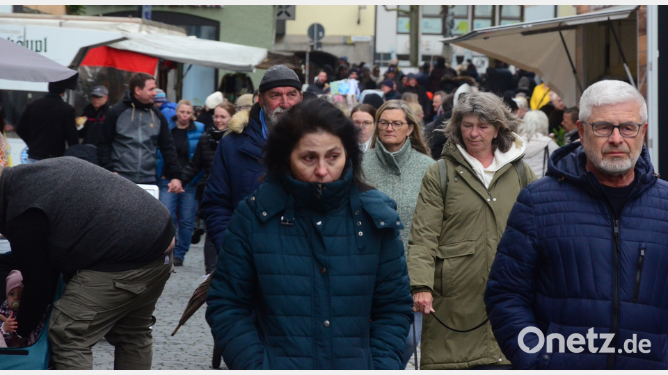 Trotz der niedrigen Temperaturen strömten die Besucher am Sonntagnachmittag zum Jubilatemarkt. Bild: Kunz