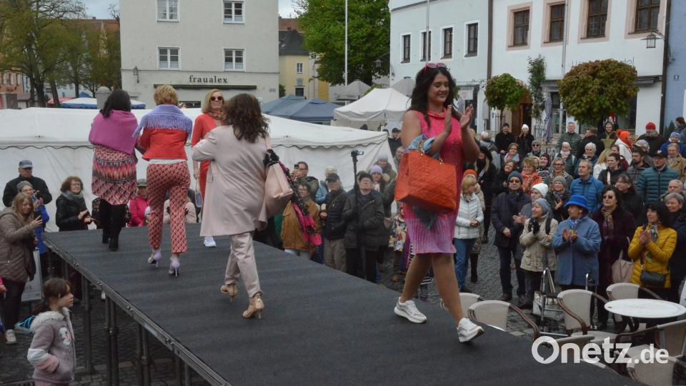 Auf dem Catwalk vor dem Alten Rathaus trotzen die Models der winterlichen Witterung. Bild: Kunz