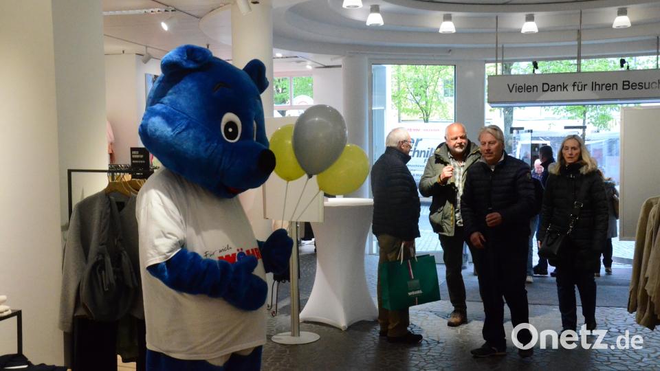 Der blaue Wöhrl-Bär begrüßt die Kunden. Bild: Kunz