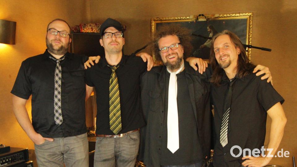 Die Amberger Band Delicious feiert ihr 20-jähriges Bühnenjubiläum im Blauen Haus. Von links: Nico Mußemann, Christian Schopper, Winni Rudrof und Michael Dandorfer. Bild: Andi Haller