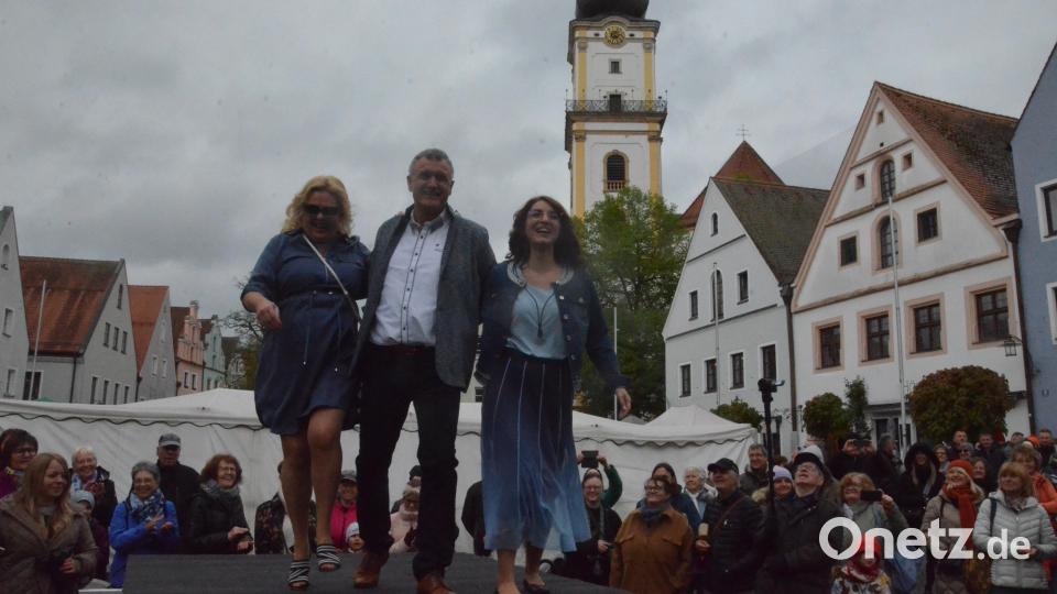 Auf dem Catwalk vor dem Alten Rathaus. Bild: Kunz