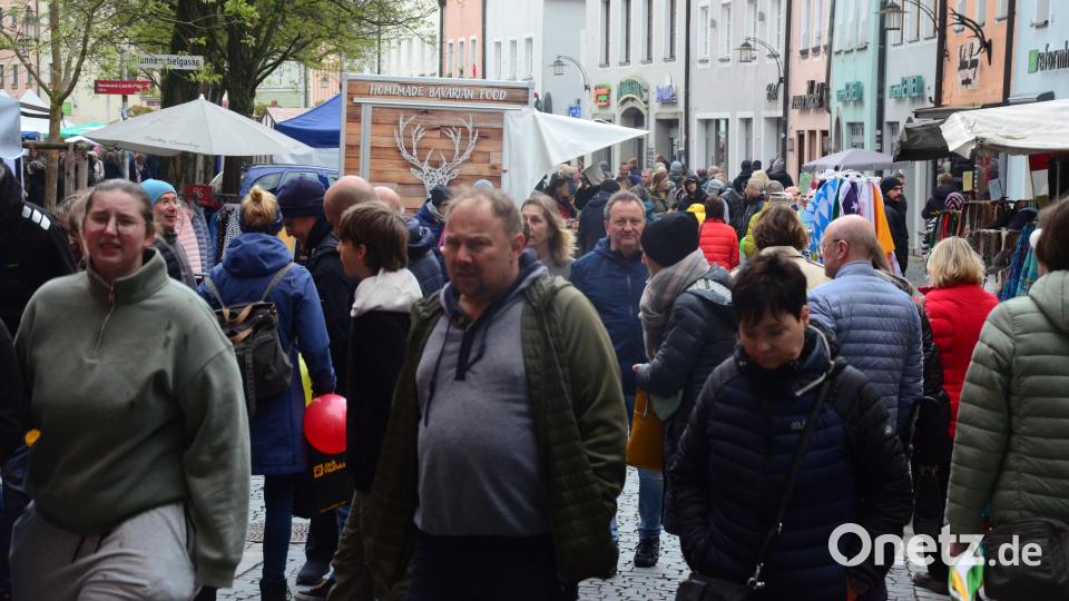 Trotz der niedrigen Temperaturen strömten die Besucher am Sonntagnachmittag zum Jubilatemarkt. Bild: Kunz