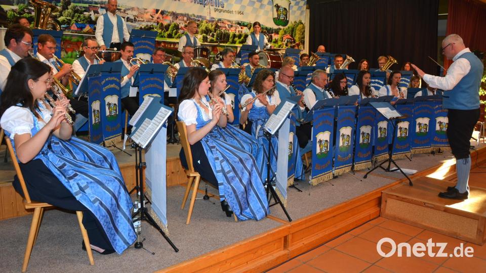 Die Stadt- und Jugendblaskapelle „Grenzlandbuam“ gab am Samstag ein tolles Muttertagskonzert in der Aula der Grundschule Bärnau. Die 45 Musiker spielten unter der Leitung von Günther Freundl (rechts). Bild: jr