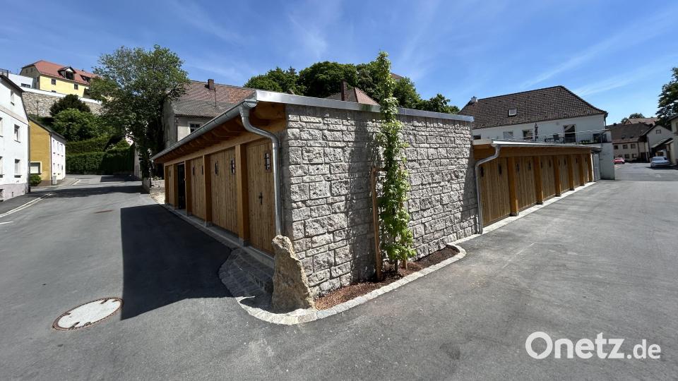Ein frisch gepflanzter klimatauglicher Amber-Baum setzt den Schlusspunkt hinter den Neubau eines modernen Garagenkomplexes im Sanierungsgebiet Bachviertel in Sulzbach-Rosenberg. Bild: Andreas Royer