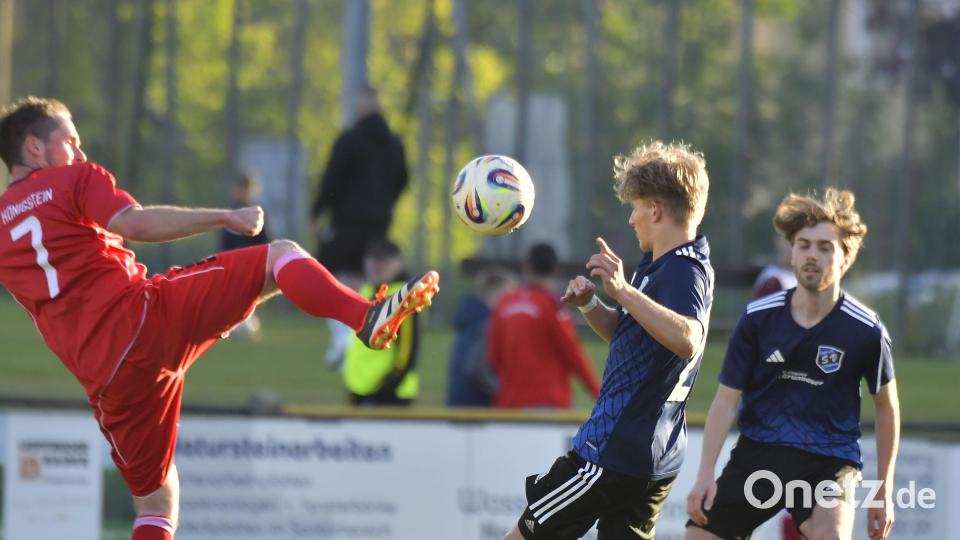 Der Königsteiner Sven Wurzer versucht mit einem hohen Bein an den Ball zu kommen: Der TSV Königstein II bezwang den SV Etzenricht II am Mittwochabend in Hahnbach mit 1:0 und schaffte damit den Aufstieg in die Kreisklasse. Bild: Hubert Ziegler