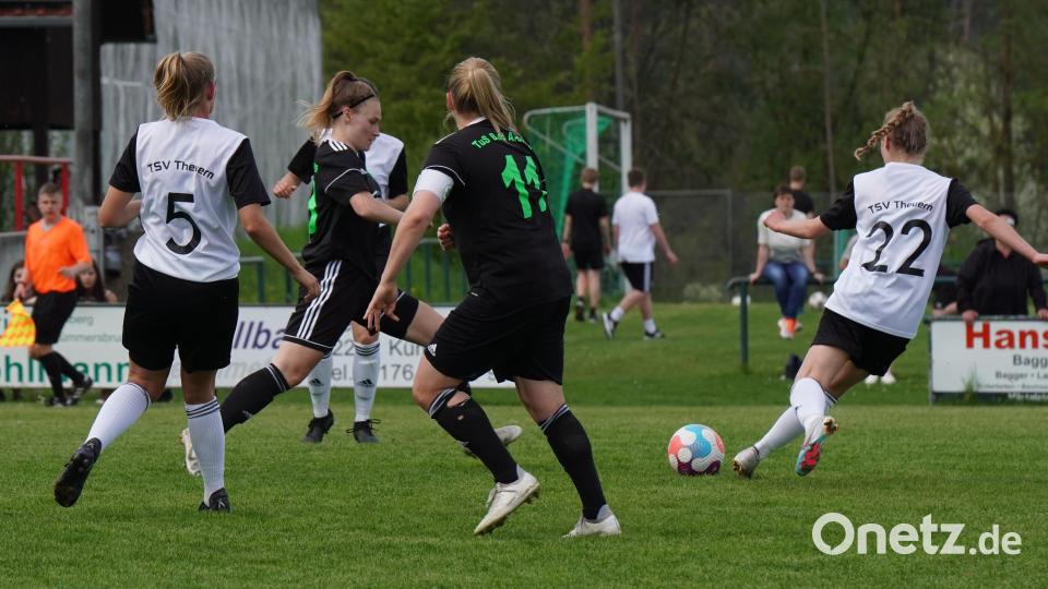 Die Fußballerinnen des TSV Theuern verloren gegen den TuS Bad Aibling in einer hart umkämpften Partie mit 2:3. Einige Fotos zum Bayernliga-Spiel der Frauen findet ihr hier. Bild: Denise Helmschrott