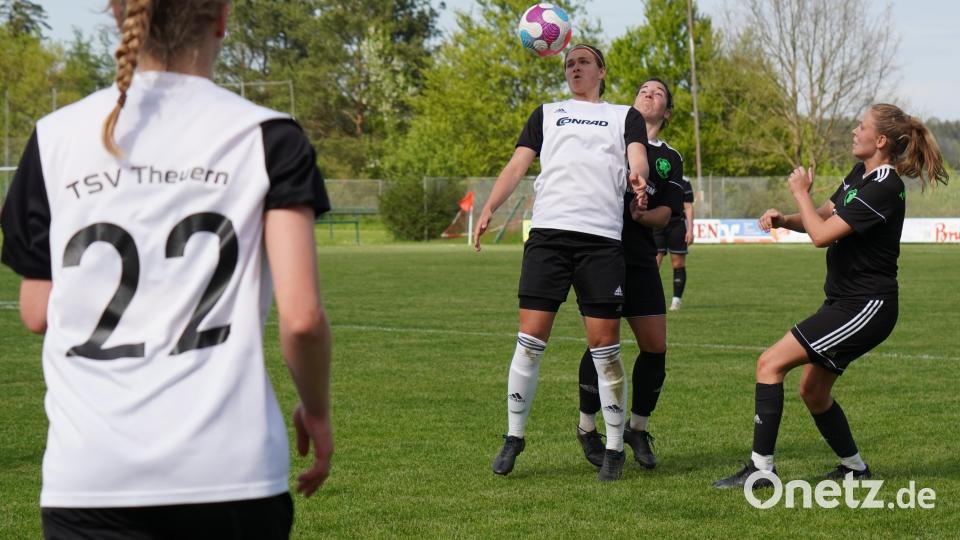 Die Fußballerinnen des TSV Theuern verloren gegen den TuS Bad Aibling in einer hart umkämpften Partie mit 2:3. Einige Fotos zum Bayernliga-Spiel der Frauen findet ihr hier. Bild: Denise Helmschrott