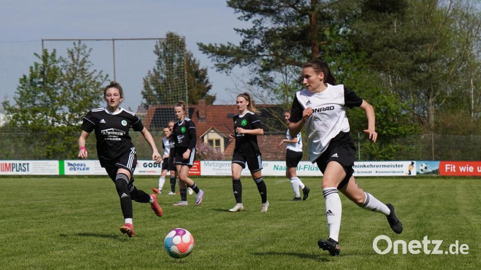 Die Fußballerinnen des TSV Theuern verloren gegen den TuS Bad Aibling in einer hart umkämpften Partie mit 2:3. Einige Fotos zum Bayernliga-Spiel der Frauen findet ihr hier. Bild: Denise Helmschrott