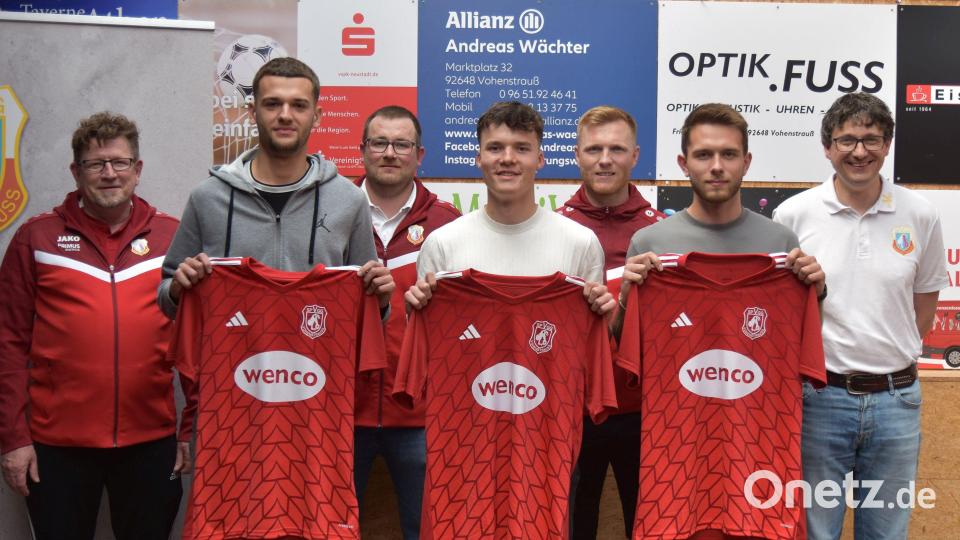 Die Neuzugänge der SpVgg Vohenstrauß mit Trainer und Funktionären: (von links) Sportlicher Leiter Stefan Linz, Mateo Lovrinovic,, Dritter Vorsitzender Michael Riedl, Lukas Grünauer, Trainer Martin Schuster, Jonas Helgert und Erster Vorsitzender Uli Münchmeier. Bild: Harald Bäumler
