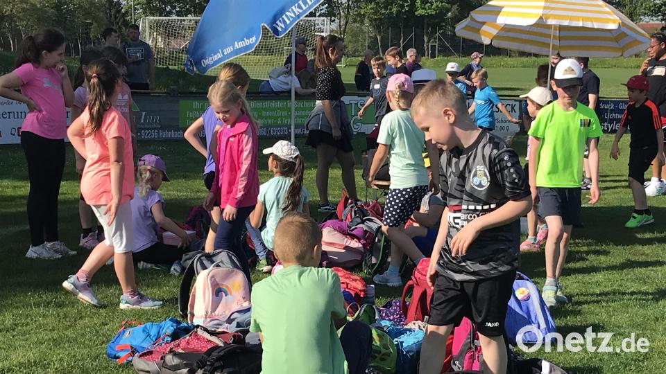 An den Meldestationen auf dem Sportplatz wuselte es den ganzen Vormittag. Bild: mma