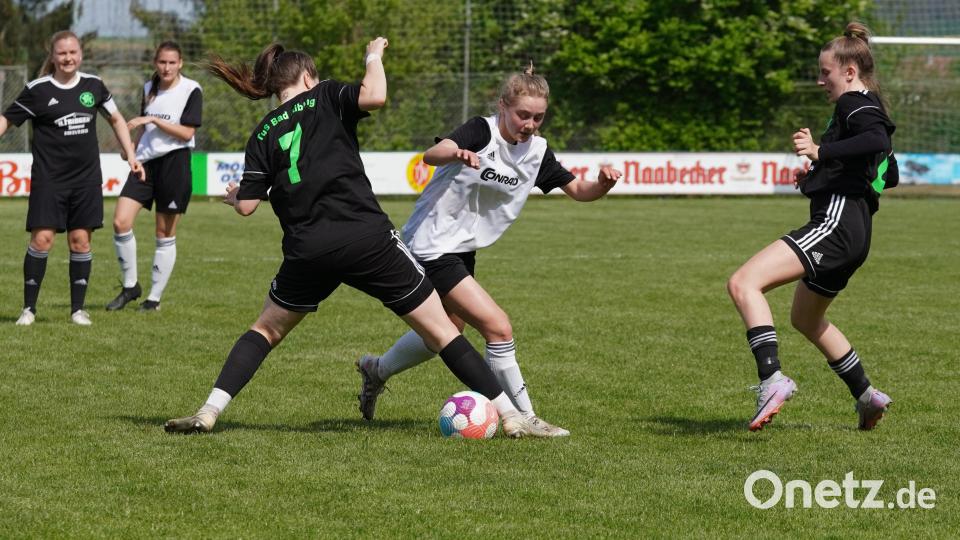 Die Fußballerinnen des TSV Theuern verloren gegen den TuS Bad Aibling in einer hart umkämpften Partie mit 2:3. Einige Fotos zum Bayernliga-Spiel der Frauen findet ihr hier. Bild: Denise Helmschrott