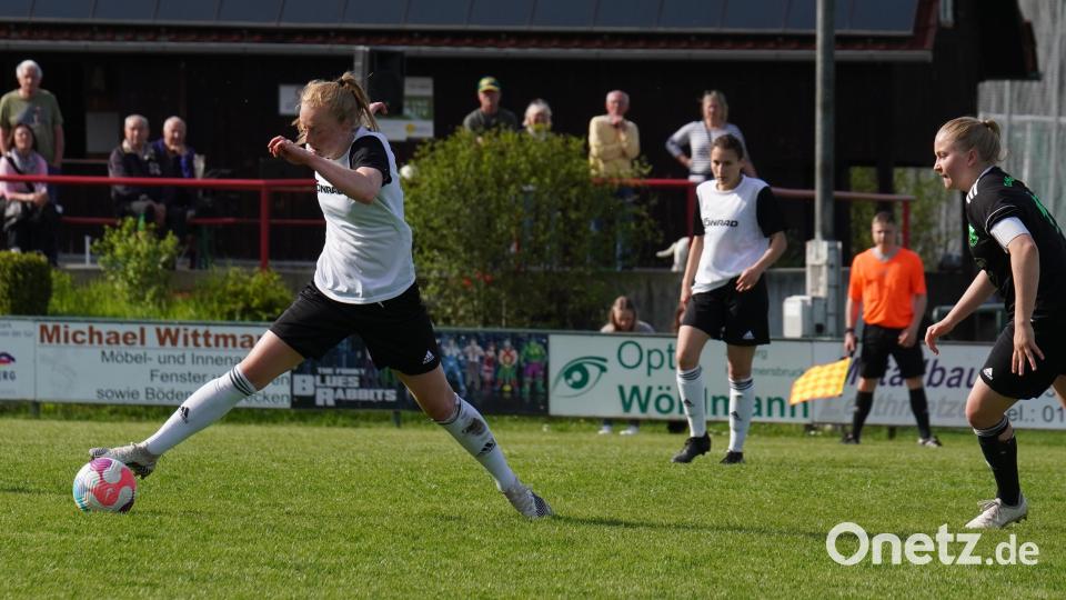 Die Fußballerinnen des TSV Theuern verloren gegen den TuS Bad Aibling in einer hart umkämpften Partie mit 2:3. Einige Fotos zum Bayernliga-Spiel der Frauen findet ihr hier. Bild: Denise Helmschrott