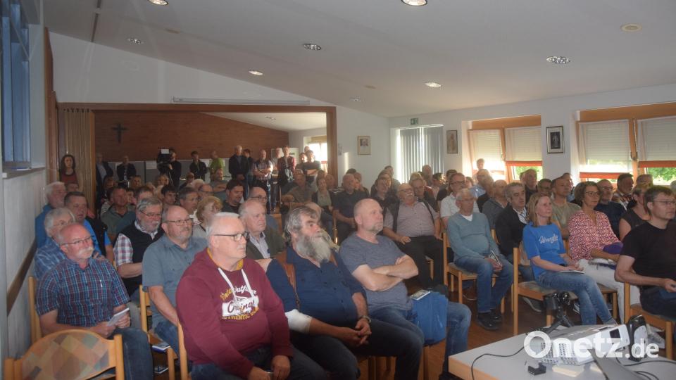 Die 125 Bürgerinnen und Bürger im Pfarrsaal fühlen sich bis auf fünf über einen Batteriespeicherpark in Etzenricht gut informiert. Bild: fz