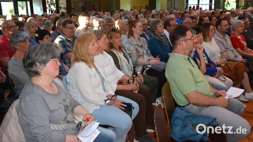 Nahezu 400 Besucher kamen in die Aula der Grundschule Bärnau. Bild: jr