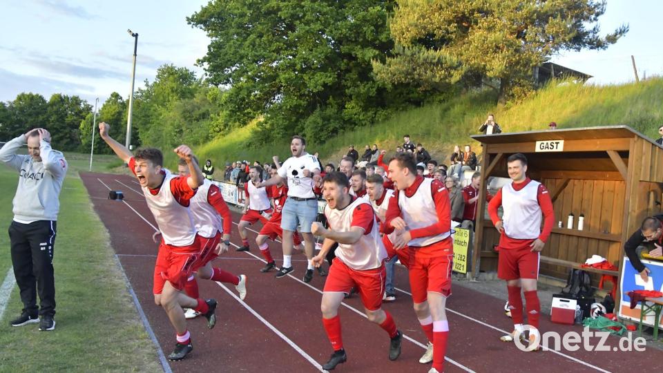 Jubel beim TSV Königstein nach dem Schlusspfiff. Bild: Hubert Ziegler