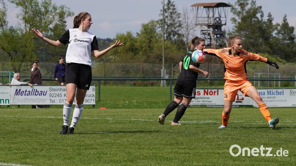 Die Fußballerinnen des TSV Theuern verloren gegen den TuS Bad Aibling in einer hart umkämpften Partie mit 2:3. Einige Fotos zum Bayernliga-Spiel der Frauen findet ihr hier. Bild: Denise Helmschrott