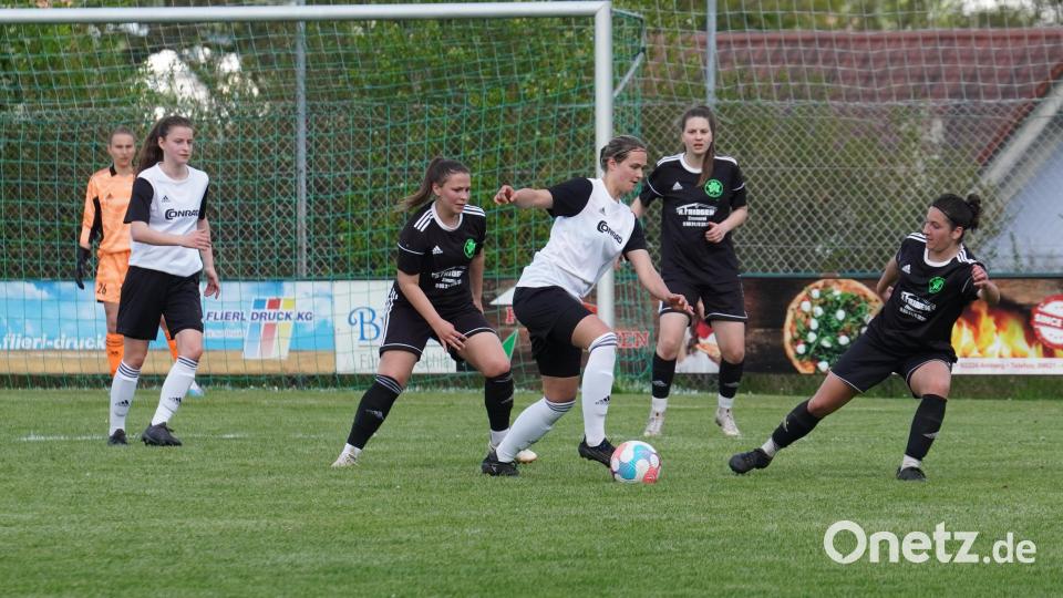 Die Fußballerinnen des TSV Theuern verloren gegen den TuS Bad Aibling in einer hart umkämpften Partie mit 2:3. Einige Fotos zum Bayernliga-Spiel der Frauen findet ihr hier. Bild: Denise Helmschrott