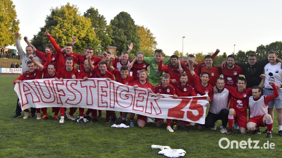 Aufsteiger 25! Die Spieler des TSV Königstein II feiern den Aufstieg in die Kreisklasse. Bild: Hubert Ziegler