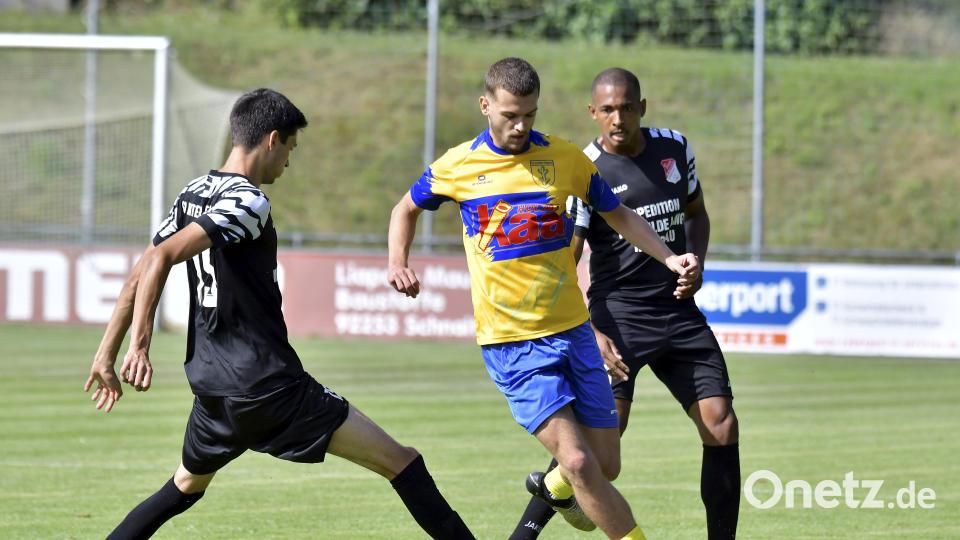 Mateo Lovrinovic (Mitte), hier noch im Trikot des TuS Schnaittenbach, spielt kommende Saison für die SpVgg Vohenstrauß. Archivbild: Hubert Ziegler