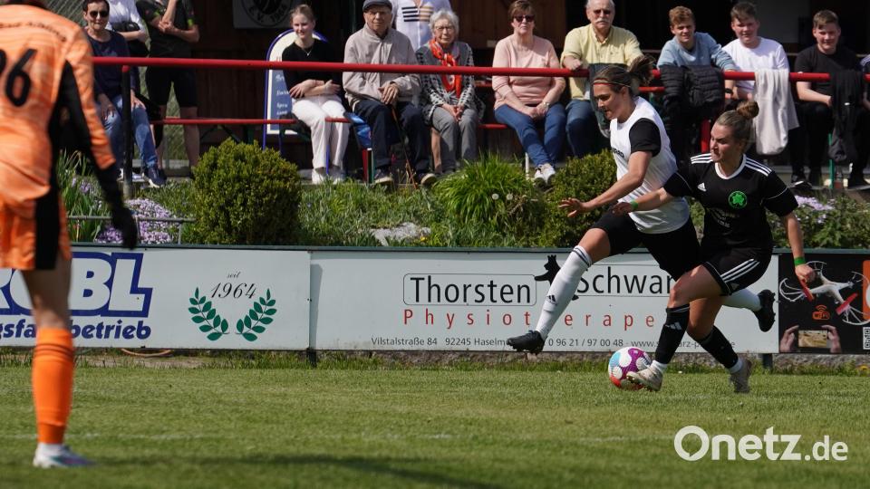 Die Fußballerinnen des TSV Theuern verloren gegen den TuS Bad Aibling in einer hart umkämpften Partie mit 2:3. Einige Fotos zum Bayernliga-Spiel der Frauen findet ihr hier. Bild: Denise Helmschrott