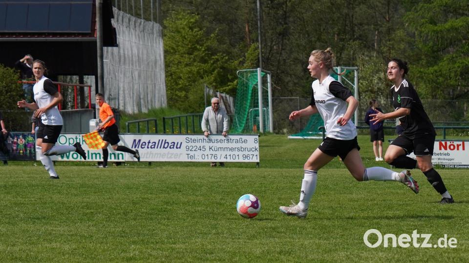 Die Fußballerinnen des TSV Theuern verloren gegen den TuS Bad Aibling in einer hart umkämpften Partie mit 2:3. Einige Fotos zum Bayernliga-Spiel der Frauen findet ihr hier. Bild: Denise Helmschrott