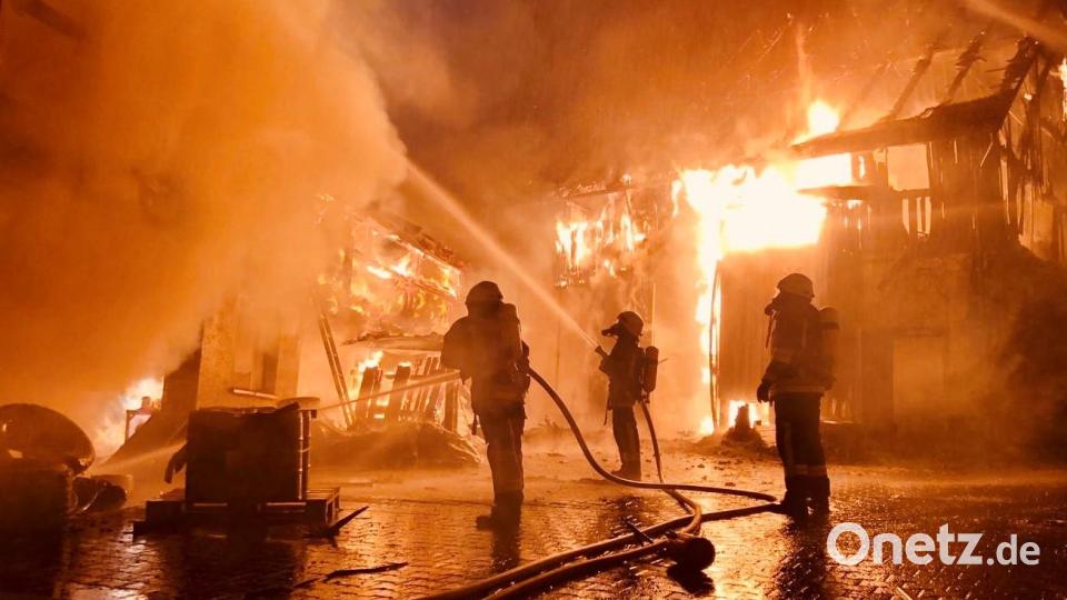 Atemschutzgeräteträger löschen das Feuer, das einen Scheunenkomplex in Bronn vollständig zerstörte. Bild: Freiwillige Feuerwehren Landkreis Bayreuth
