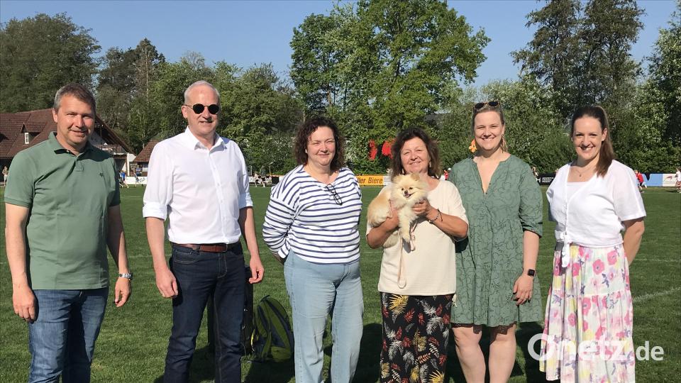 Konrektor Stefan Ottmann, Bürgermeister Bernhard Lindner, Sekretärin Ulrike Ksoll-Lampe, Rektorin Ingrid Schneider mit dem ausgebildeten Schulhund Nala und die Elternbeiriasvorsitzenden Sylvia Hubmann-Gradl und Ellen Bugera freuen sich schon jetzt auf das &quot;grüne Klassenzimmer&quot;. Bild: mma