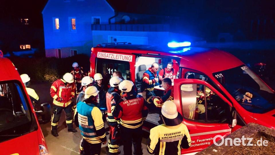 Bei einer Lagebesprechung bespricht die Einsatzleitung vor Ort das weitere Vorgehen. Bild: Freiwillige Feuerwehren Landkreis Bayreuth