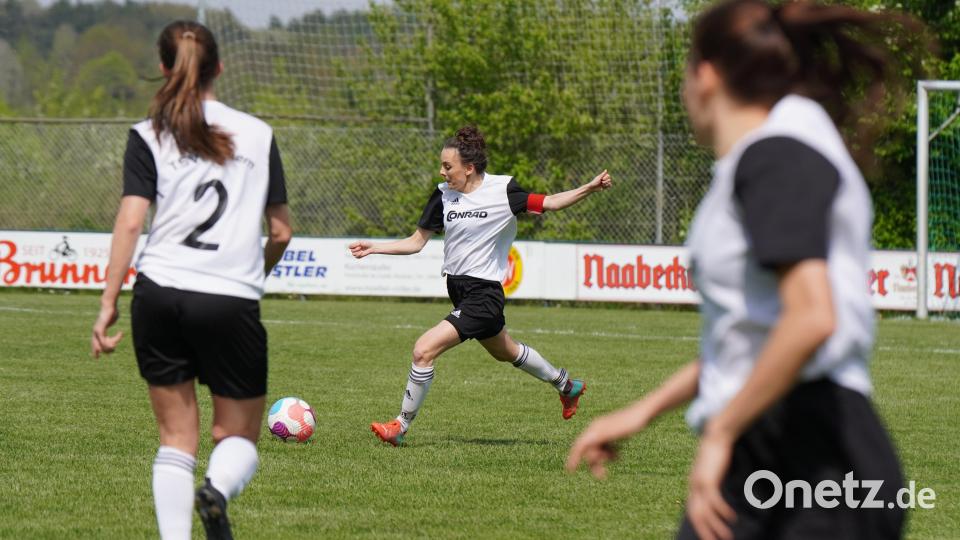 Die Fußballerinnen des TSV Theuern verloren gegen den TuS Bad Aibling in einer hart umkämpften Partie mit 2:3. Einige Fotos zum Bayernliga-Spiel der Frauen findet ihr hier. Bild: Denise Helmschrott