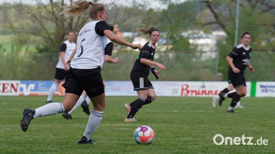 Die Fußballerinnen des TSV Theuern verloren gegen den TuS Bad Aibling in einer hart umkämpften Partie mit 2:3. Einige Fotos zum Bayernliga-Spiel der Frauen findet ihr hier. Bild: Denise Helmschrott