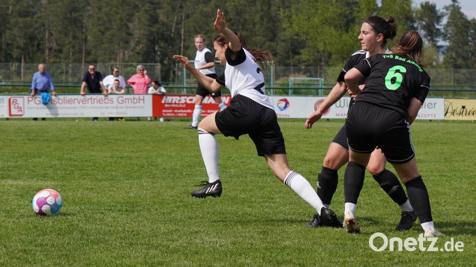 Die Fußballerinnen des TSV Theuern verloren gegen den TuS Bad Aibling in einer hart umkämpften Partie mit 2:3. Einige Fotos zum Bayernliga-Spiel der Frauen findet ihr hier. Bild: Denise Helmschrott