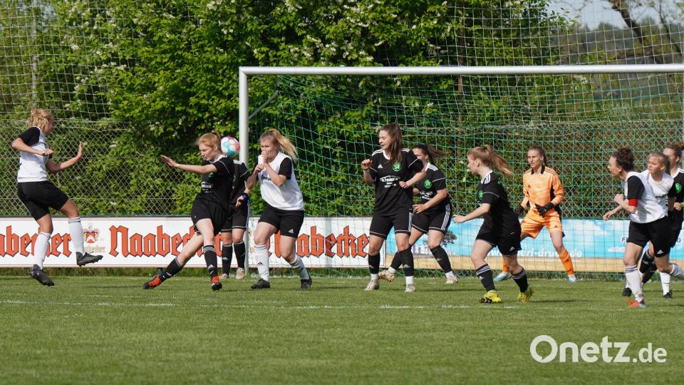 Die Fußballerinnen des TSV Theuern verloren gegen den TuS Bad Aibling in einer hart umkämpften Partie mit 2:3. Einige Fotos zum Bayernliga-Spiel der Frauen findet ihr hier. Bild: Denise Helmschrott