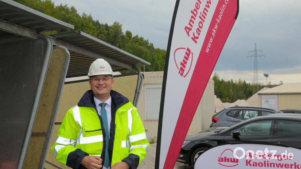 Bayerns Finanzminister Albert Füracker zieht sich erst einmal Warnjacke, Helm und Sicherheitsschuhe an, bevor er das AKW-Sandwerk in Schnaittenbach besichtigt. Bild: Wolfgang Steinbacher