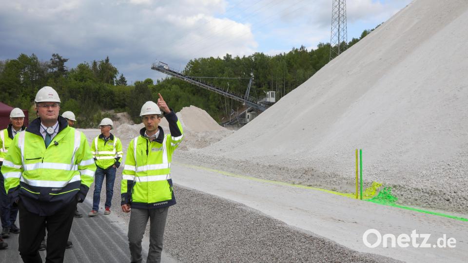 Werkleiter Matthias Kick (rechts) führt Minister Albert Füracker durchs Sandwerk in Schnaittenbach. Bild: Wolfgang Steinbacher